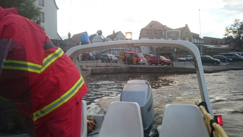 Feuerwehr an der Fähre, Blick vom Rettungsboot der DLRG aus.